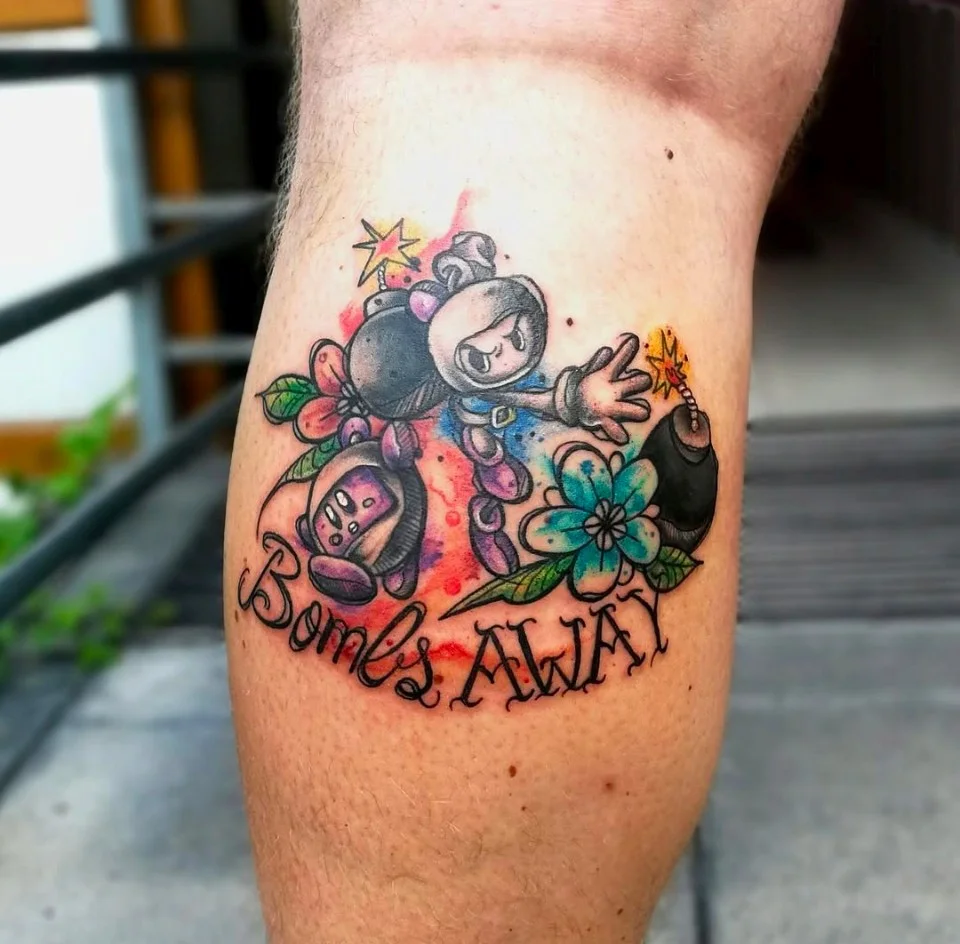 Farbenfrohes Gaming-Tattoo mit Bomberman, Kirby und bunten Blumen, individuell entworfen von Artist Kim, Living Pictures.