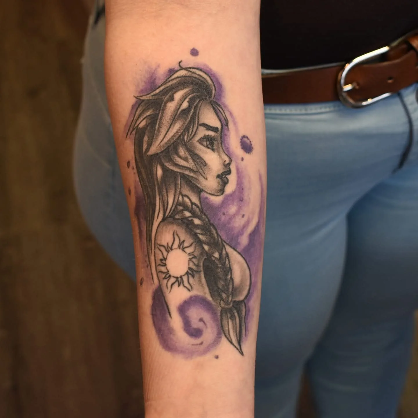 Abgeheiltes Disney Rapunzel Tattoo im detailreichen Fineline-Stil, gestochen von Tätowiererin Kim bei Living Pictures Böblingen.