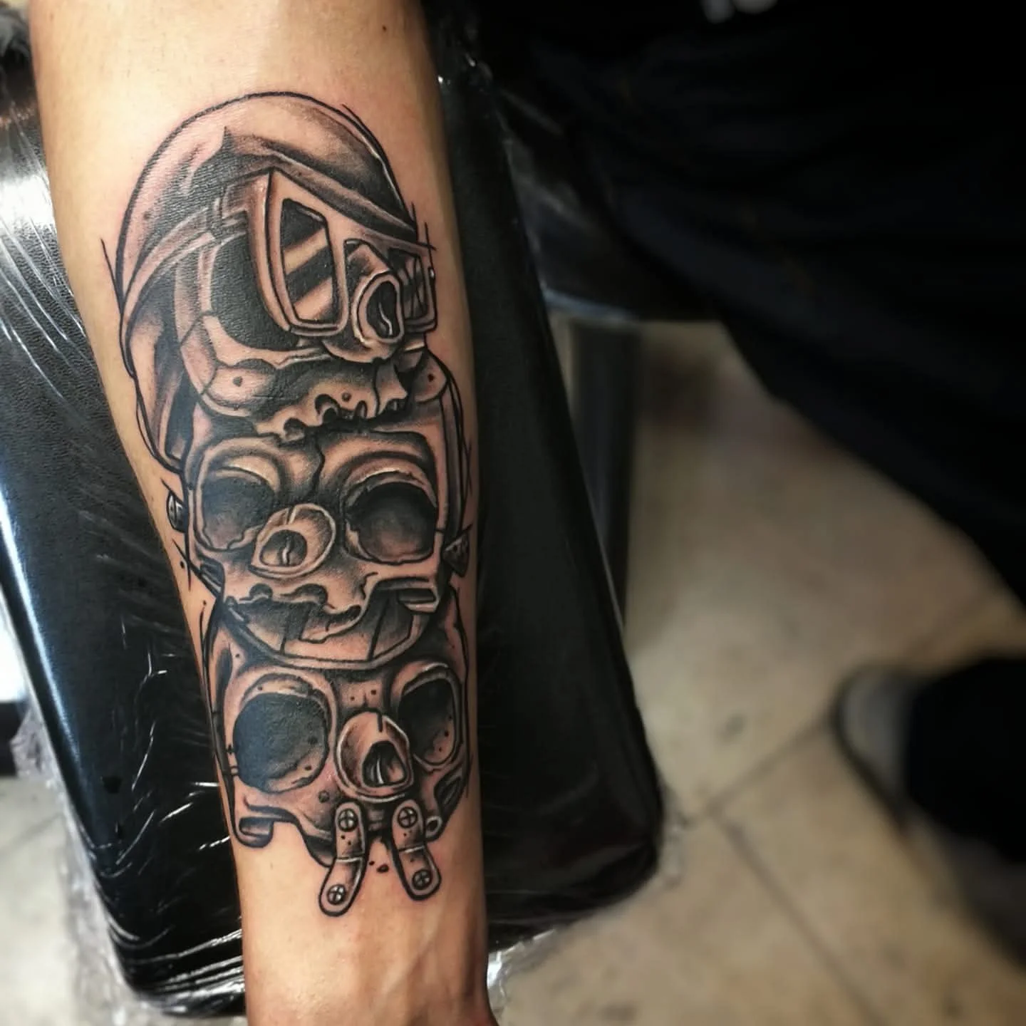 Ausdrucksstarkes Black and Grey Schädel-Tattoo zum Thema Gesetz der Omertà, meisterhaft schattiert von Artist Kim.
