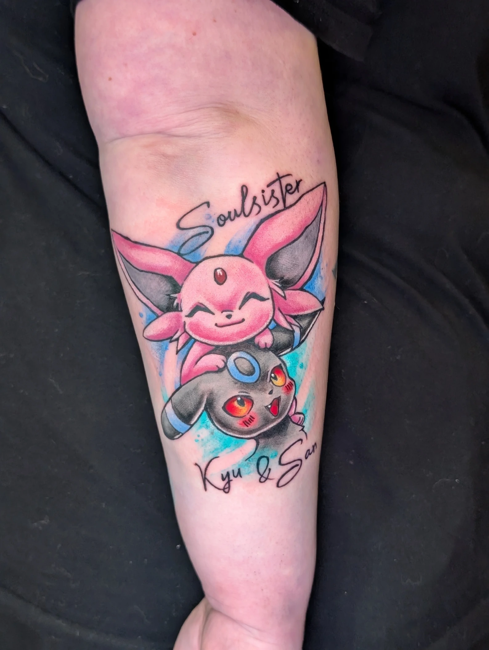 Kreatives Pokémon Tattoo mit Nachtara und Psiana vor einem bunten Watercolor-Hintergrund von Kim bei Living Pictures.