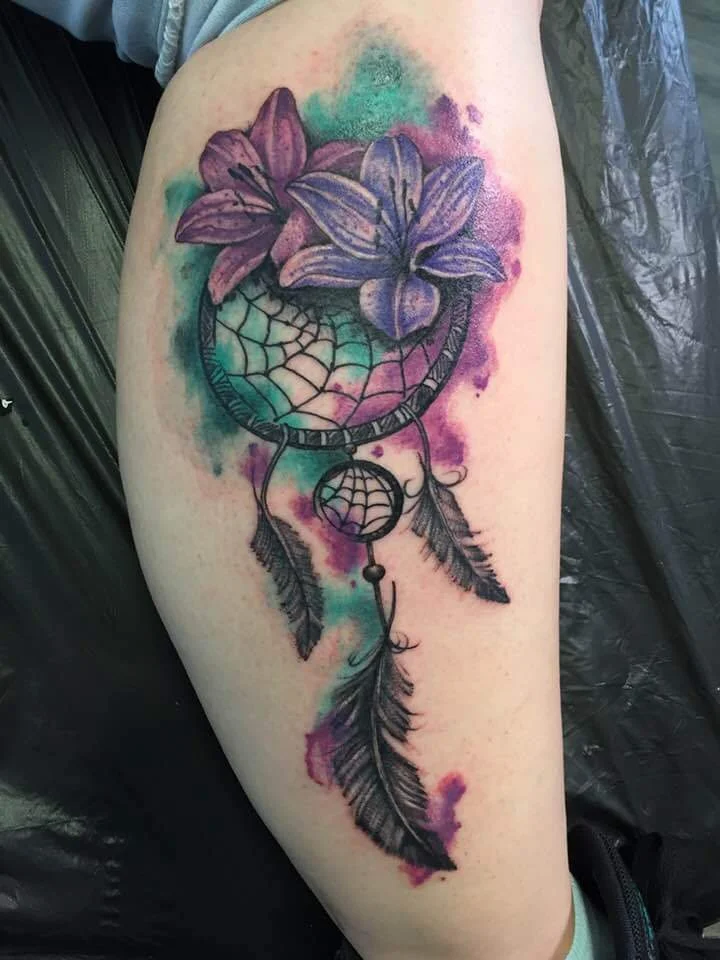Feines Traumfänger-Tattoo Bein im Watercolor-Stil, gestochen von Lutz bei Living Pictures Tattoo &amp; Piercing Böblingen.