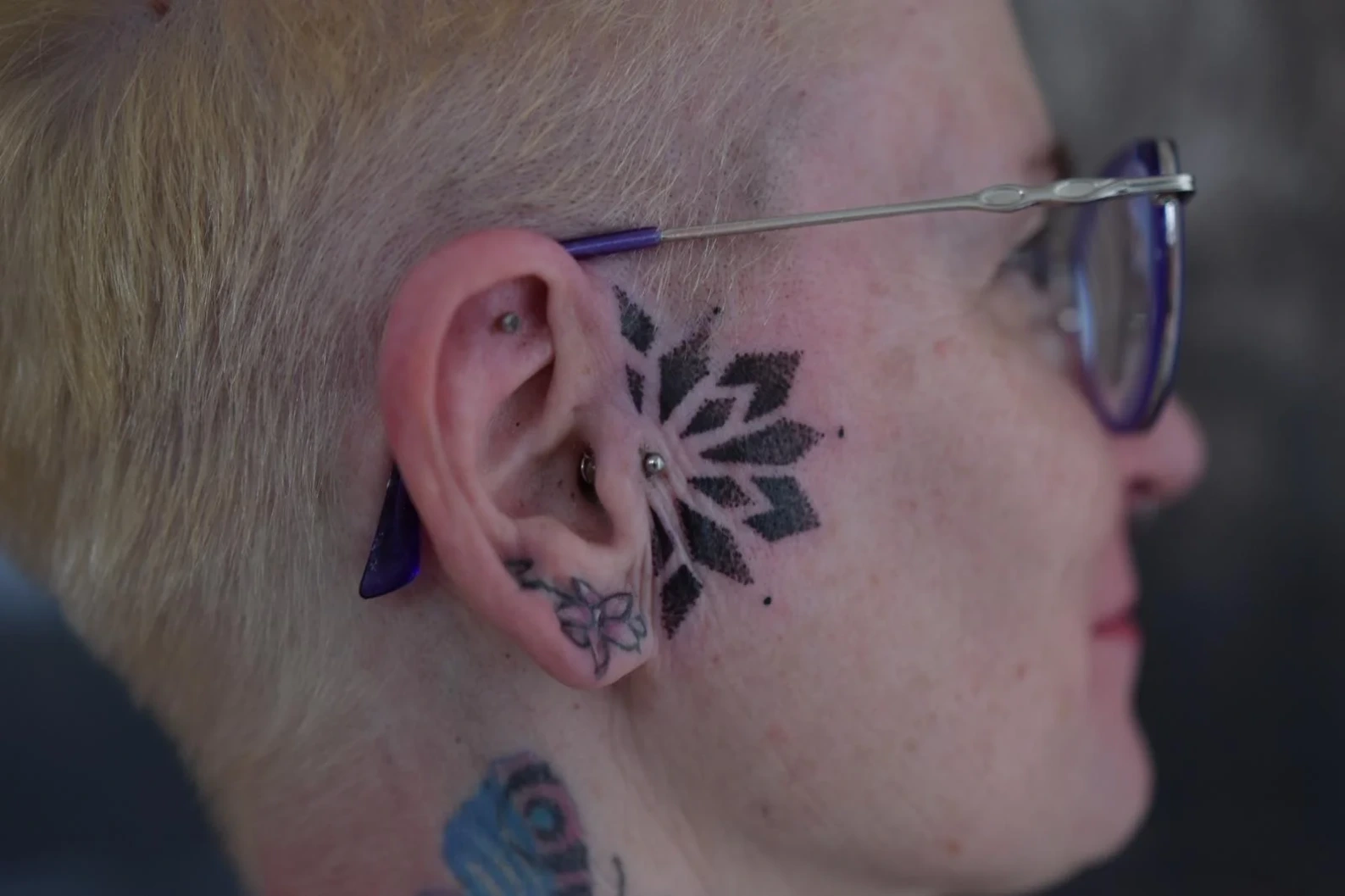 Detailreiches Dotwork Mandala Gesichtstattoo, professionell gestochen von Lutz bei Living Pictures Böblingen.