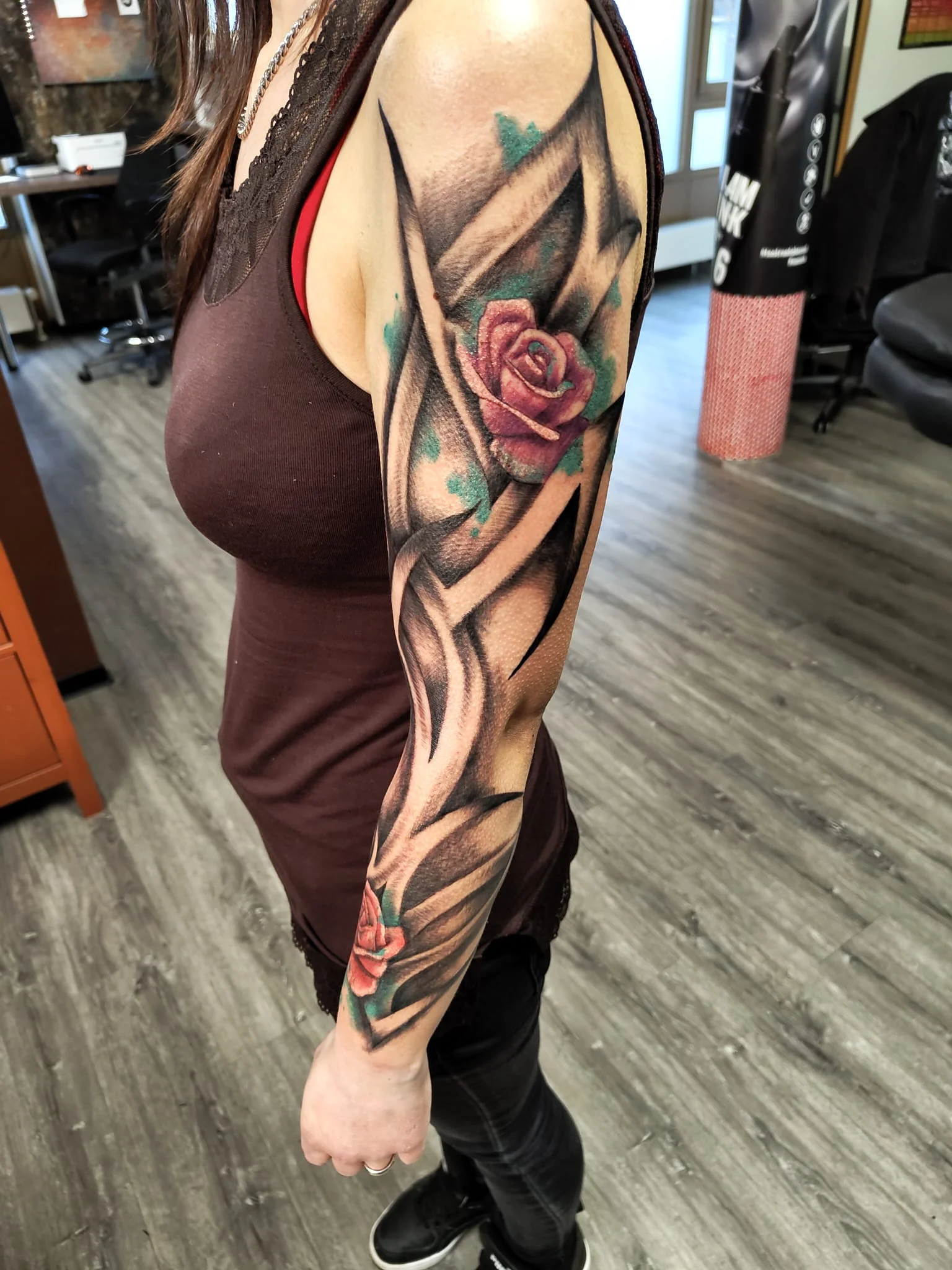 Großflächiges Tribal-Ornamentik Tattoo kombiniert mit Watercolor Rosen von Lutz bei Living Pictures Tattoo &amp; Piercing.