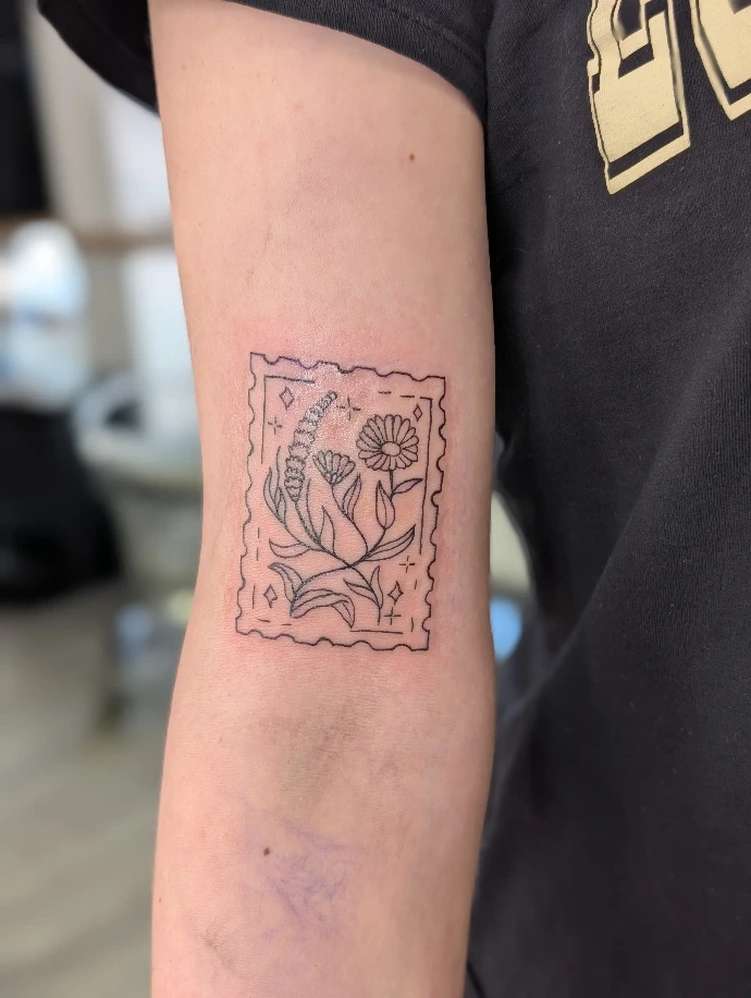 Filigranes Fineline Tattoo mit Blumenmotiv auf dem Unterarm – gestochen bei Living Pictures Böblingen.