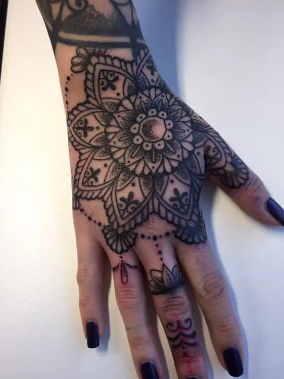 Kunstvolles Mandala Blackwork Tattoo auf der Hand mit geometrischen Mustern – Living Pictures.
