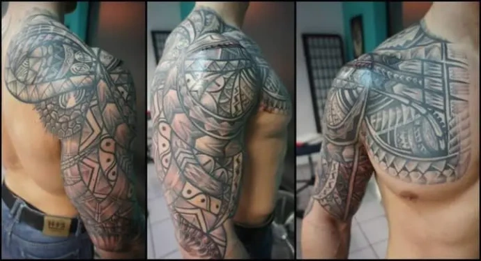 Großflächiges Maori Tribal Tattoo auf der Schulter und dem Oberarm – traditionelle Stilrichtung.